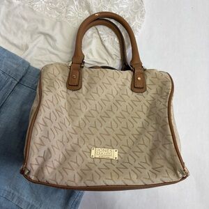 Jones New York cream crossbody purse